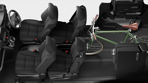 2列目シートを前にスライドさせれば、狭くはなりますが2列目シートに人が乗ったままでも自転車などが積み込めるスペースが確保できます。後列すべてをフルフラットにして横になることも可能。