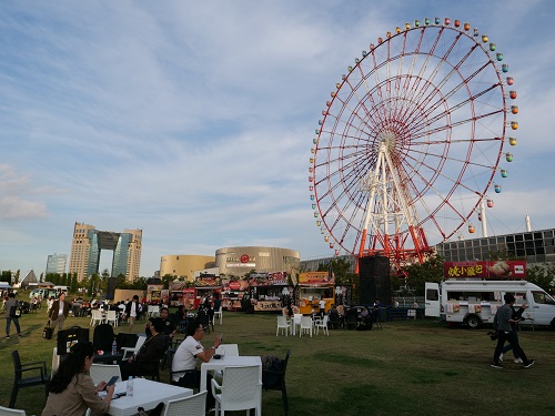 青海エリアにはキャピングカーメーカーの展示や屋台村も出現