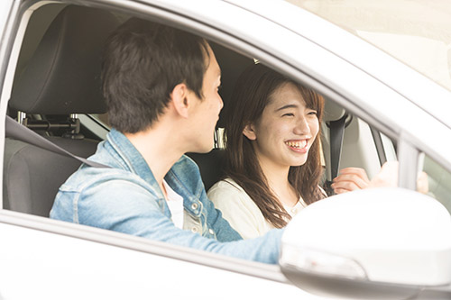 夢の中で異性を乗せて車を運転している画像