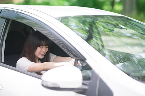 夢の中で車を運転中に急ブレーキをかけた画像