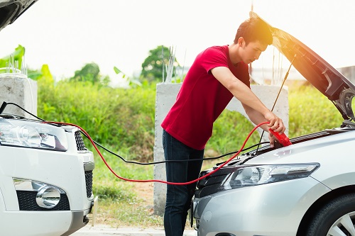 他の車から電気を分けてもらう