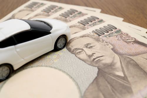 古い車に乗り続けることで、お金がかかることを示す画像