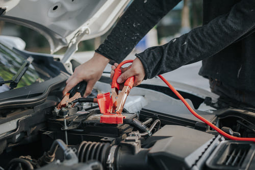 ブースターケーブルを使用してほかの車に電気を分けてもらいジャンピングスタートをするについて解説する項目の見出し画像