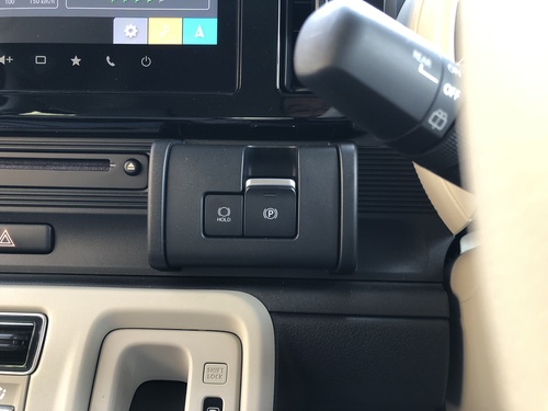 室内のカラートーンを変更、駐車ブレーキも電動に